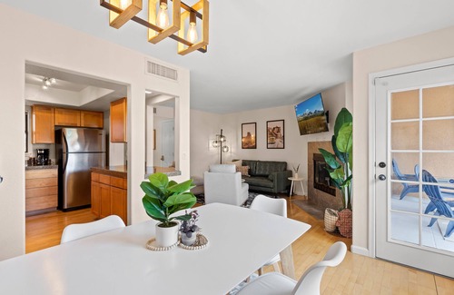 Tucson Condo | Desert Hideaway - Modern 2 Bdr w/Mountain Views, Pool, & Hot Tub