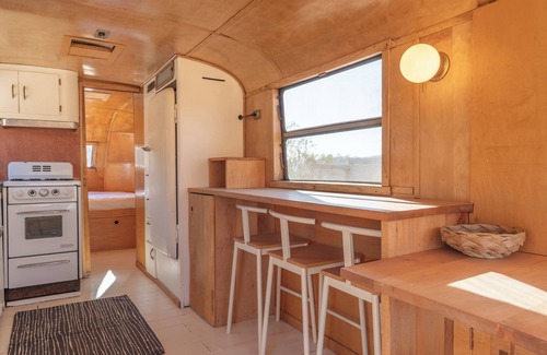 Yucca Valley House | Desert Nest: Cozy Retreat Amidst Boulders