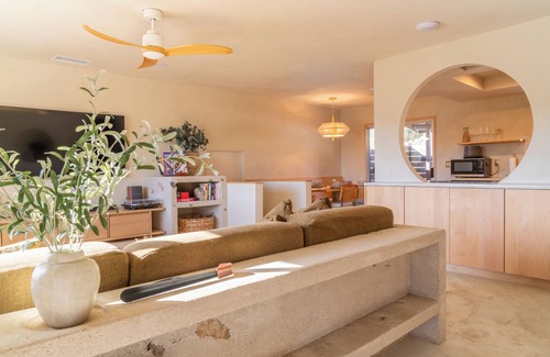 Yucca Valley House | Desert Nest: Cozy Retreat Amidst Boulders