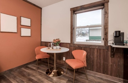 Prescott Apartment | Desert Vibes & Quirky Mystery - Arizona Themed Suite