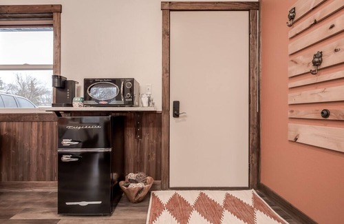 Prescott Apartment | Desert Vibes & Quirky Mystery - Arizona Themed Suite