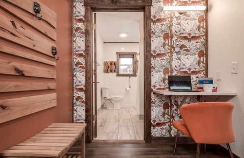 Prescott Apartment | Desert Vibes & Quirky Mystery - Arizona Themed Suite