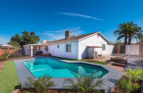 Maryvale House | Desert Villa. Private Heated Pool, Patio, Grill. 4-Bedroom. 15-mins from stadium
