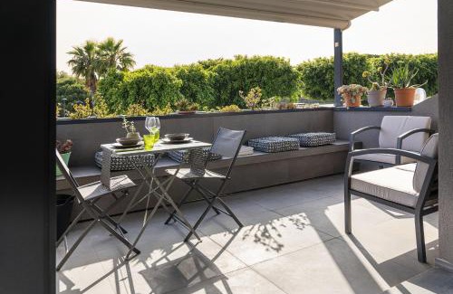 Cannizzaro Apartment | Design apartment with terrace by Wonderful Italy