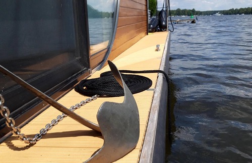 Schmoeckwitz Boat Rental | Design houseboat -one tour- in Berlin and Brandenburg, no permit necessary