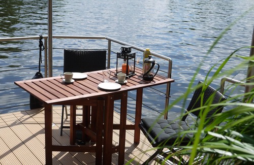 Schmoeckwitz Boat Rental | Design houseboat -one tour- in Berlin and Brandenburg, no permit necessary