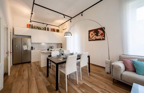 Est Apartment | Designer abode with projector Self check-in