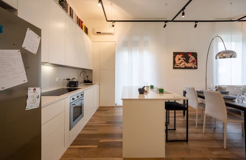 Est Apartment | Designer abode with projector Self check-in
