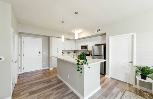 Sparks Apartment | Designer Apt With Jacuzzi Pool Mountain Views