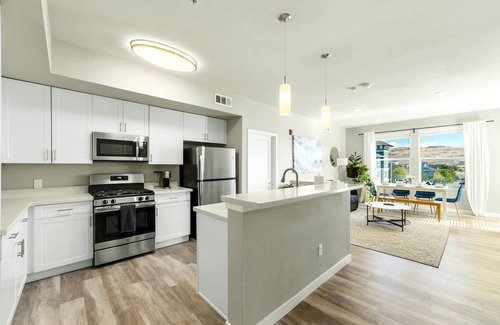 Sparks Apartment | Designer Apt With Jacuzzi Pool Mountain Views