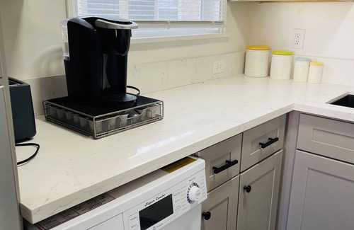 Bixby Knolls Apartment | Designer Bixby Knolls 2 bedroom with Parking near Cafes/Bars/Shopping