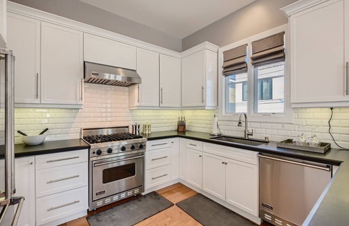 Corona del Mar Condo | Designer Condo 2 Blocks to Beach w Private Hot Tub