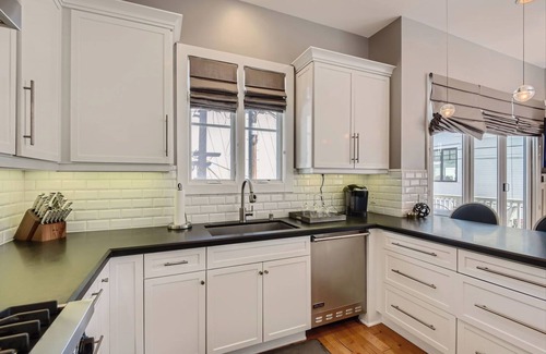 Corona del Mar Condo | Designer Condo 2 Blocks to Beach w Private Hot Tub