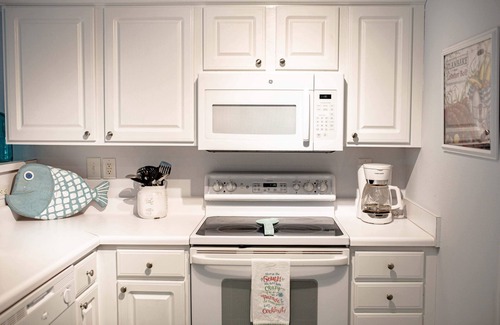 Pawleys Island Condo | DESIGNER DECORATED,LUXURIOUS BEDDING,MINUTES TO BEACH,GOLF,SHOP & DINE