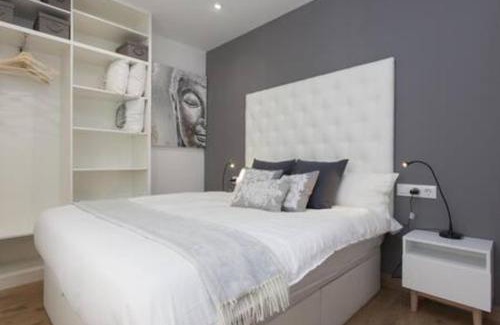 El Port Apartment | Designer Apt near FIRA Balcony 5PPWIFISMART TV by MyRentalHost