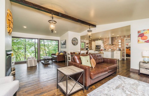 Dahlonega House | Designer Getaway - Hot Tub/4 Minutes to Dahlonega/2-Bedrooms/Dog Friendly!