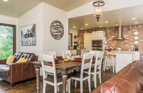 Dahlonega House | Designer Getaway - Hot Tub/4 Minutes to Dahlonega/2-Bedrooms/Dog Friendly!