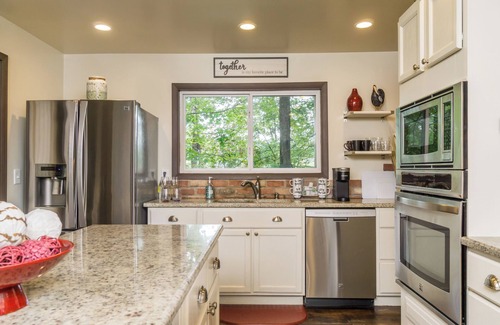 Dahlonega House | Designer Getaway - Hot Tub/4 Minutes to Dahlonega/2-Bedrooms/Dog Friendly!