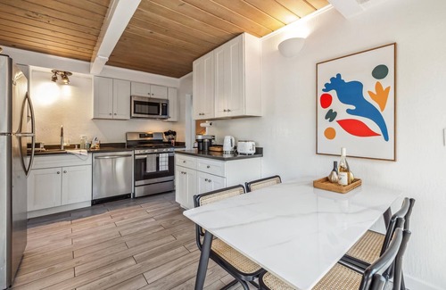 Menlo Park House | Designer Home Near Stanford/Tech Hub+AC/Gym/Office/BBQ. Two Bed/One Bath.