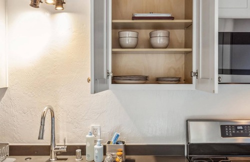 Menlo Park House | Designer Home Near Stanford/Tech Hub+AC/Gym/Office/BBQ. Two Bed/One Bath.