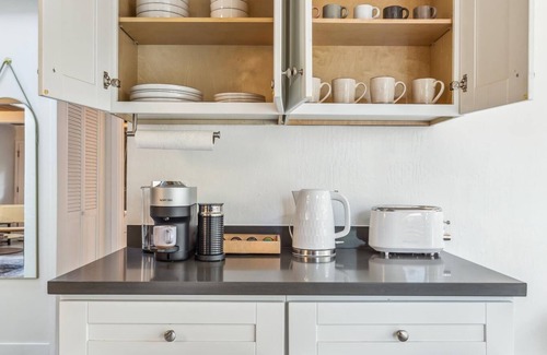 Menlo Park House | Designer Home Near Stanford/Tech Hub+AC/Gym/Office/BBQ. Two Bed/One Bath.