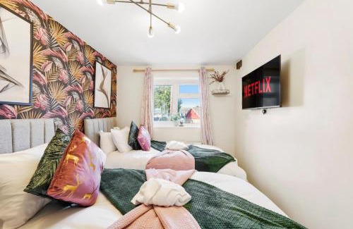 Barrow Gurney Apartment | Designer House in Bristol - Hot Tub - Sleeps 10