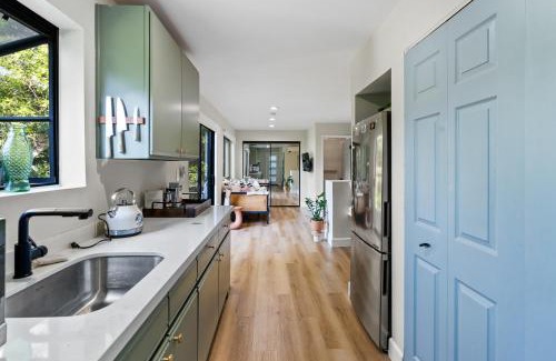 Hollywood Hills West Apartment | Designer Laurel Canyon Retreat, Hollywood Hills