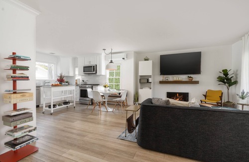 Montecito House | Designer's Seaside Getaway in Montecito, easy walk to beach and cafe