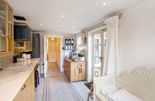 Winchester House | Designer's Town House quiet street, in city centre 2 on street parking permits