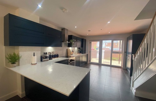 Hull House | Designer Townhouse with Hot Tub, Balcony and Bronze Sculptures