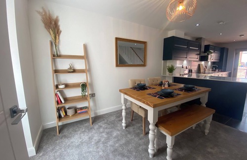 Hull House | Designer Townhouse with Hot Tub, Balcony and Bronze Sculptures