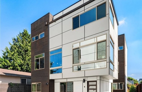 Atlantic House | Designer Urban Retreat w/Rooftop Deck & Fireplace