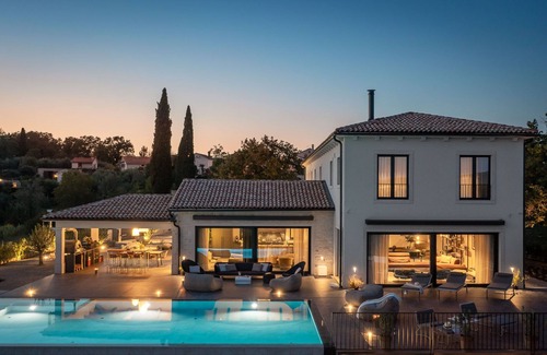 Rakotule Villa | Designer Villa with 72m2 infinity swimming pool, tenis court and spa.