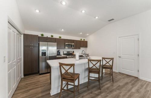 Okahumpka House | Designers 3BR in The Villages With Four Seaters Golfcart King Bed