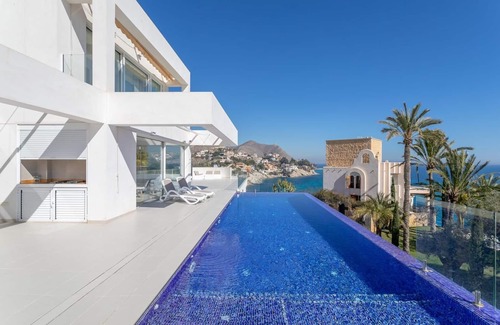 Coveta Fuma Villa | Designvilla with spectacular Seaview for 14 guests