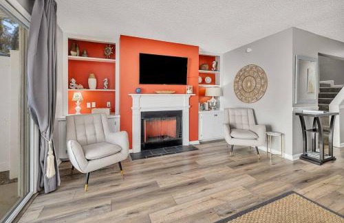 Saint Simons Heights House | Desirable South End - 5 minutes to Beach! WALK to Dining/Shopping!