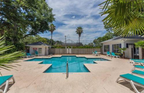 Saint Simons Heights House | Desirable South End - 5 minutes to Beach! WALK to Dining/Shopping!