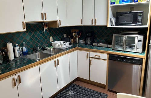 Sam Hughes House | Detached 1BR Guest House, near UA, private patio and 2-person jacuzzi.