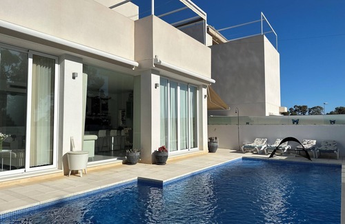 Mil Palmeras House | Detached 4 bedroom luxury villa with pool sleeping 8