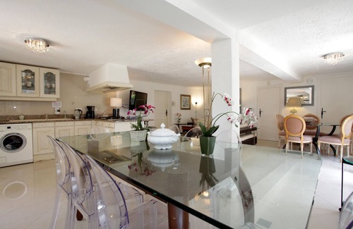 Roquefort-les-Pins Villa | Detached 8 bedrooms with a large heated swimming pool Villa in a private estate