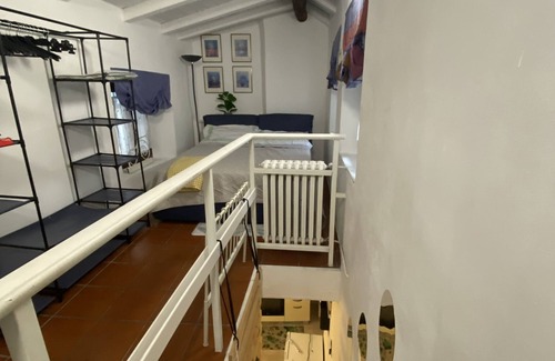 Intra Bed & Breakfast | Detached apartment with small terrace in the center 2 minutes from the lake