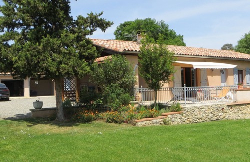 Auzas House | Detached house with a large garden and fenced