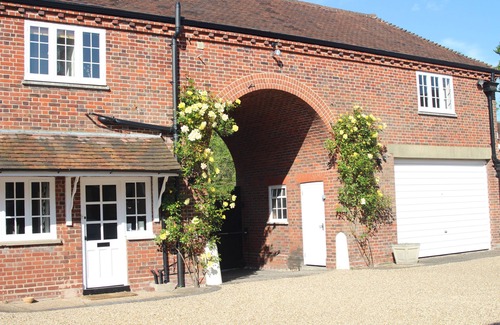 Runnymede Cottage | Detached Luxury Gatehouse in rural surroundings on a small country estate