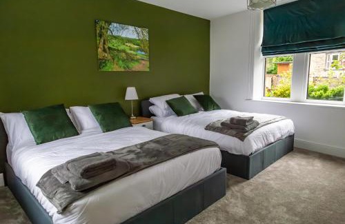 Shipley House | Detached Luxury 6 beds, Super Wi-fi, easy parking and Hot-tub