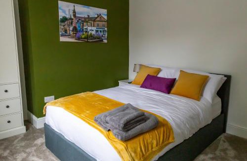 Shipley House | Detached Luxury 6 beds, Super Wi-fi, easy parking and Hot-tub