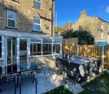 Shipley House | Detached Luxury 6 beds, Super Wi-fi, easy parking and Hot-tub