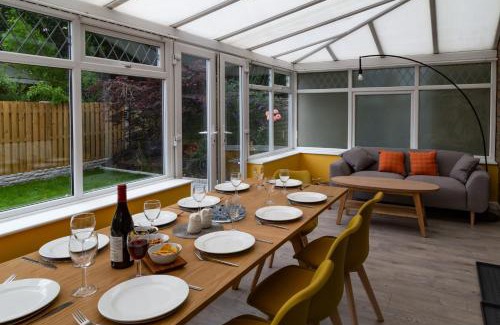 Shipley House | Detached Luxury 6 beds, Super Wi-fi, easy parking and Hot-tub