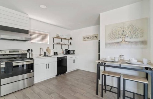 Mesa House | Detached Private Guesthouse - Full Kitchen, 1BD + 1BA, Parking Spot - Sleeps 2