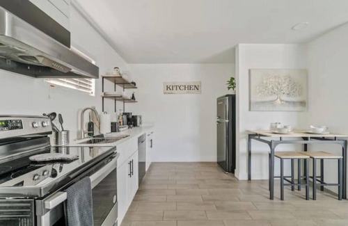 Mesa House | Detached Private Guesthouse - Full Kitchen, 1BD + 1BA, Parking Spot - Sleeps 2