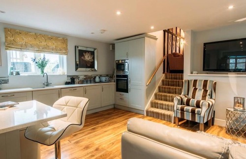 Ashford Cottage | Detached thatched cottage sleeping 2- 6 with its own luxurious hot tub